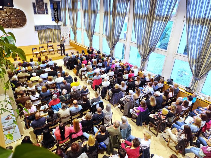 Gyöngyösön is kicsinek bizonyult a terem Pál Feri atya új előadására
