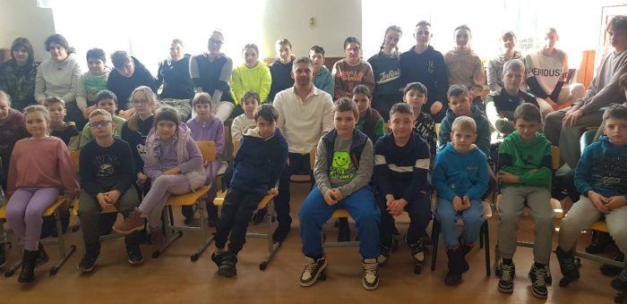 „Az utat én akartam, mert engem akart az út.” – Erdélyben járt Tóth Péter Lóránt versvándor