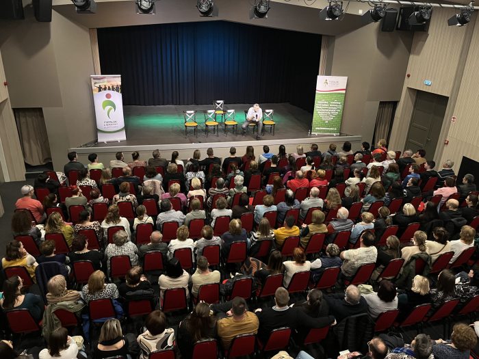 Telt ház, mély gondolatok, felemelő este Pál Feri atyával Pilisen