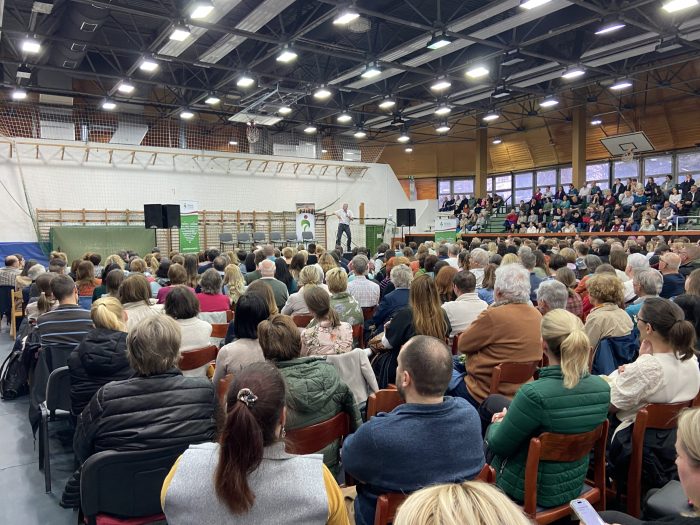 1000 ember részvételével zajlott Pál Feri atya gödöllői előadása