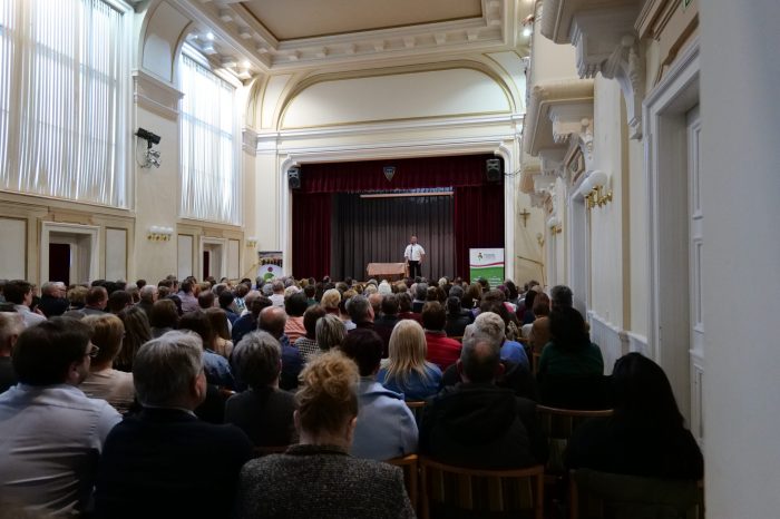 Telt ház fogadta Berecz Andrást Kecskeméten